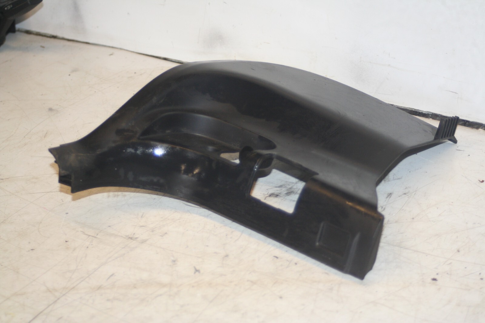 (95) 2010 BMW 1 SERIES E82. SILL TRIM END LOWER A PILLAR 7067078 - Image 2