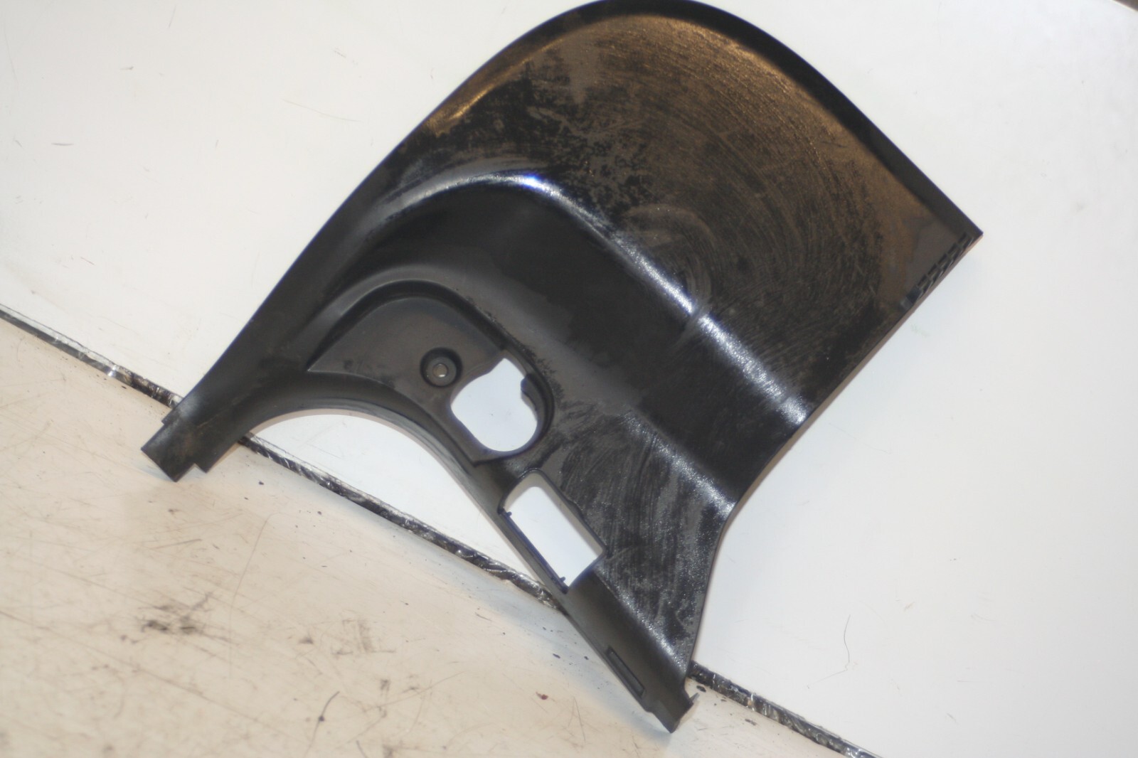 (95) 2010 BMW 1 SERIES E82. SILL TRIM END LOWER A PILLAR 7067078 - Image 3