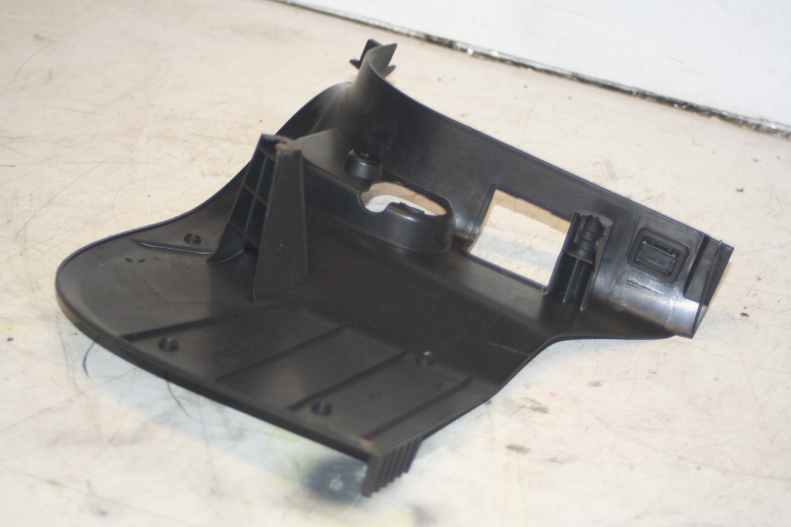 (95) 2010 BMW 1 SERIES E82. SILL TRIM END LOWER A PILLAR 7067078 - Image 4