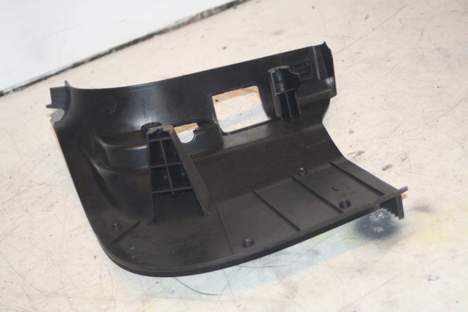 (95) 2010 BMW 1 SERIES E82. SILL TRIM END LOWER A PILLAR 7067078 - Image 5
