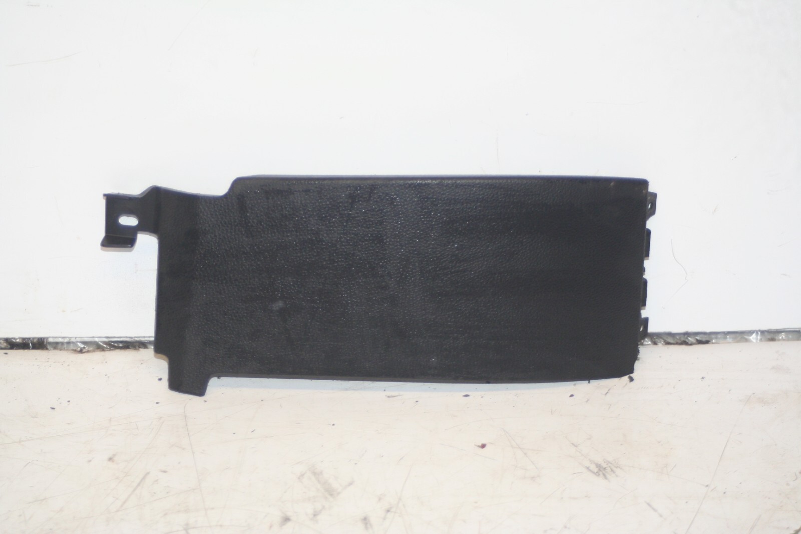 (95) 2010 BMW 1 SERIES E82. 6969554 GLOVE BOX OUTER COVER TRIM