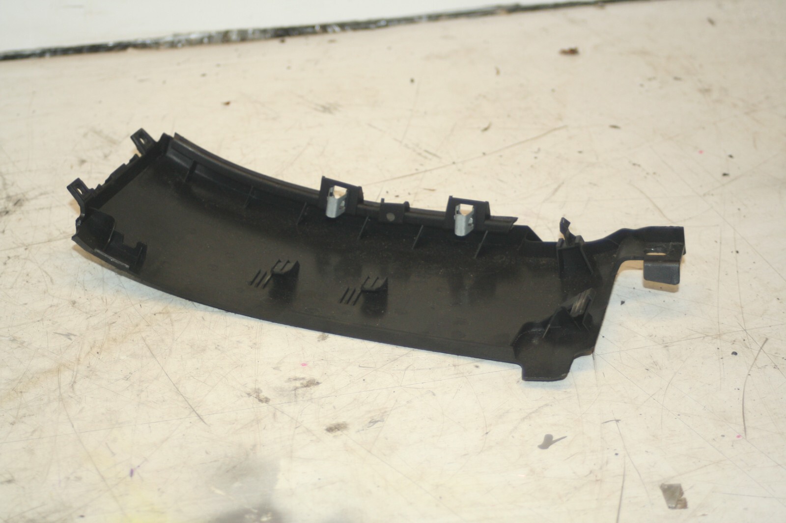 (95) 2010 BMW 1 SERIES E82. 6969554 GLOVE BOX OUTER COVER TRIM - Image 3