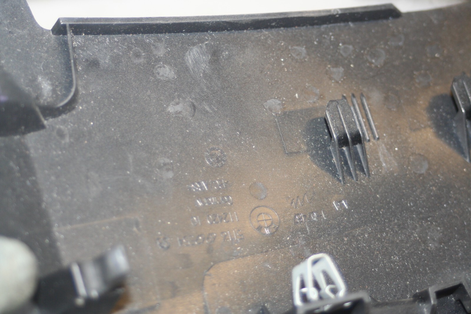 (95) 2010 BMW 1 SERIES E82. 6969554 GLOVE BOX OUTER COVER TRIM - Image 5