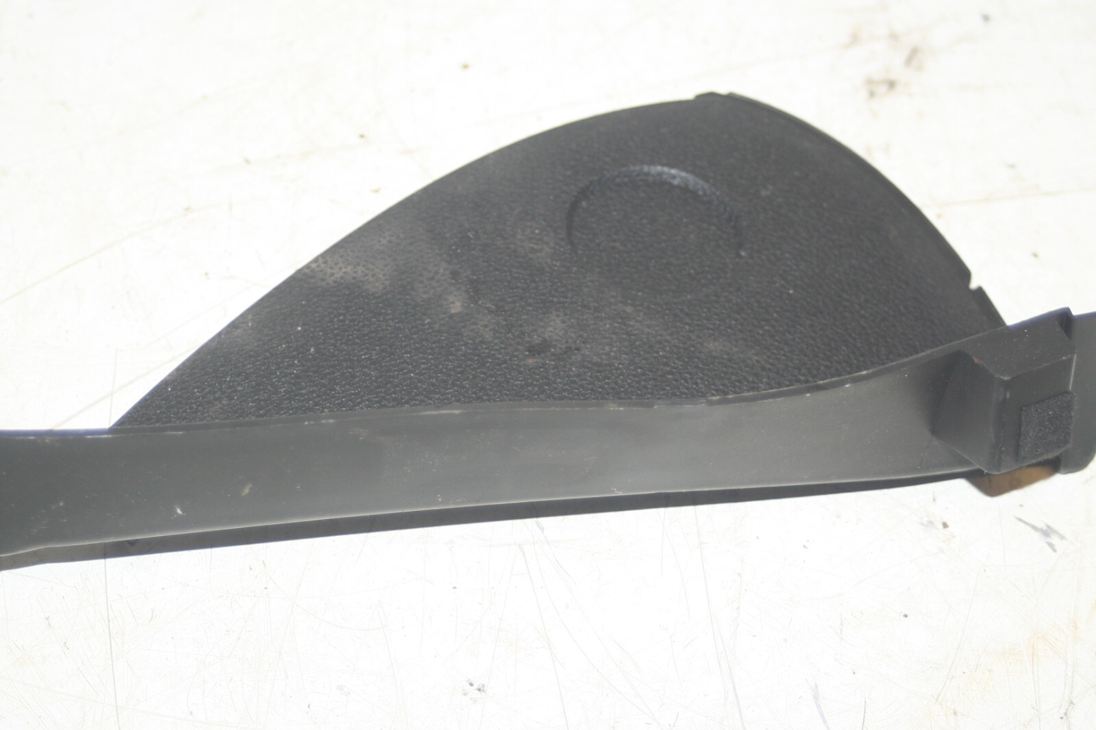 (95) 2010 BMW 1 SERIES E82. DASHBOARD END TRIM