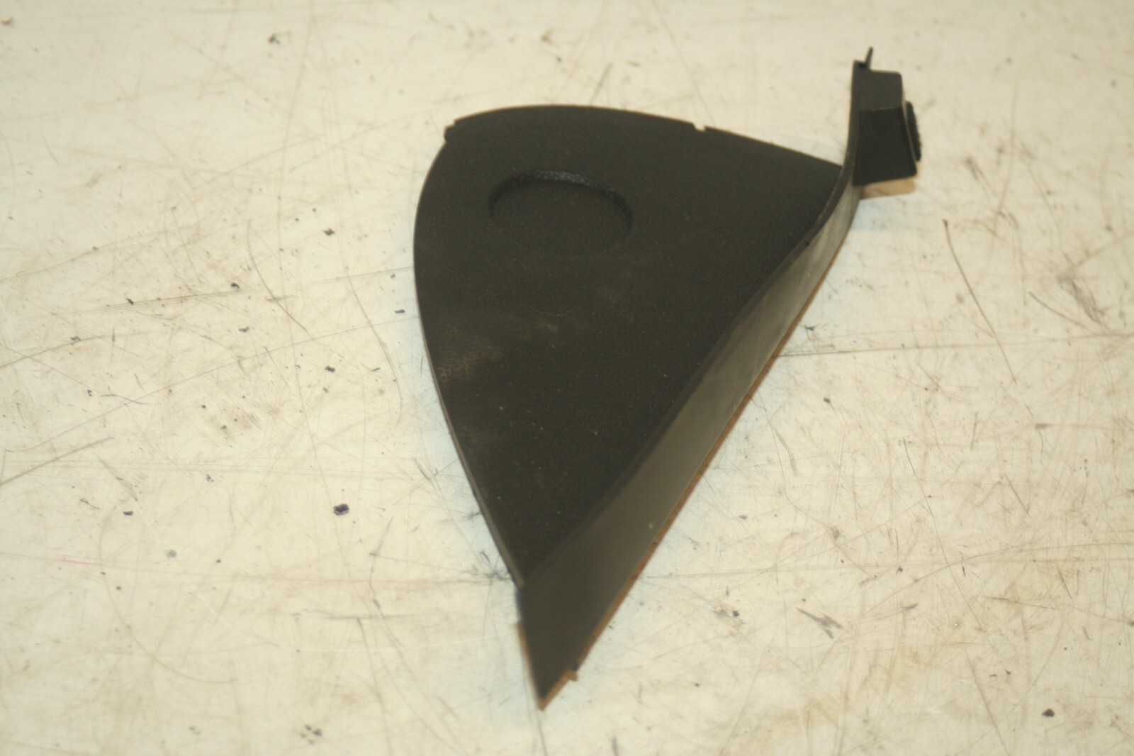 (95) 2010 BMW 1 SERIES E82. DASHBOARD END TRIM - Image 2