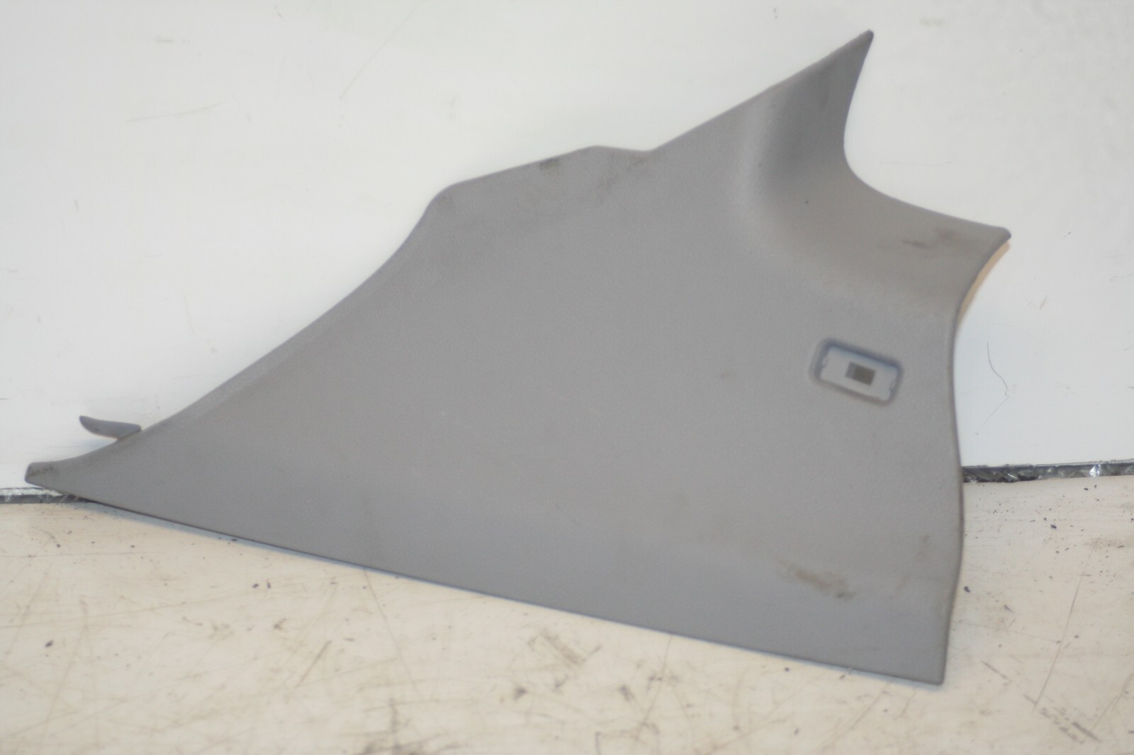 (95) 2010 BMW 1 SERIES E82. DRIVER SIDE REAR TRIM 2996106 C PILLAR