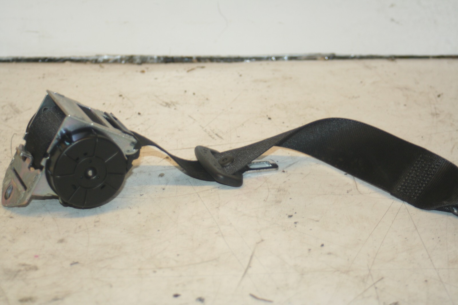 (95) 2010 BMW 1 SERIES E82. DRIVER SIDE REAR SEAT BELT COVER TRIM - Image 2