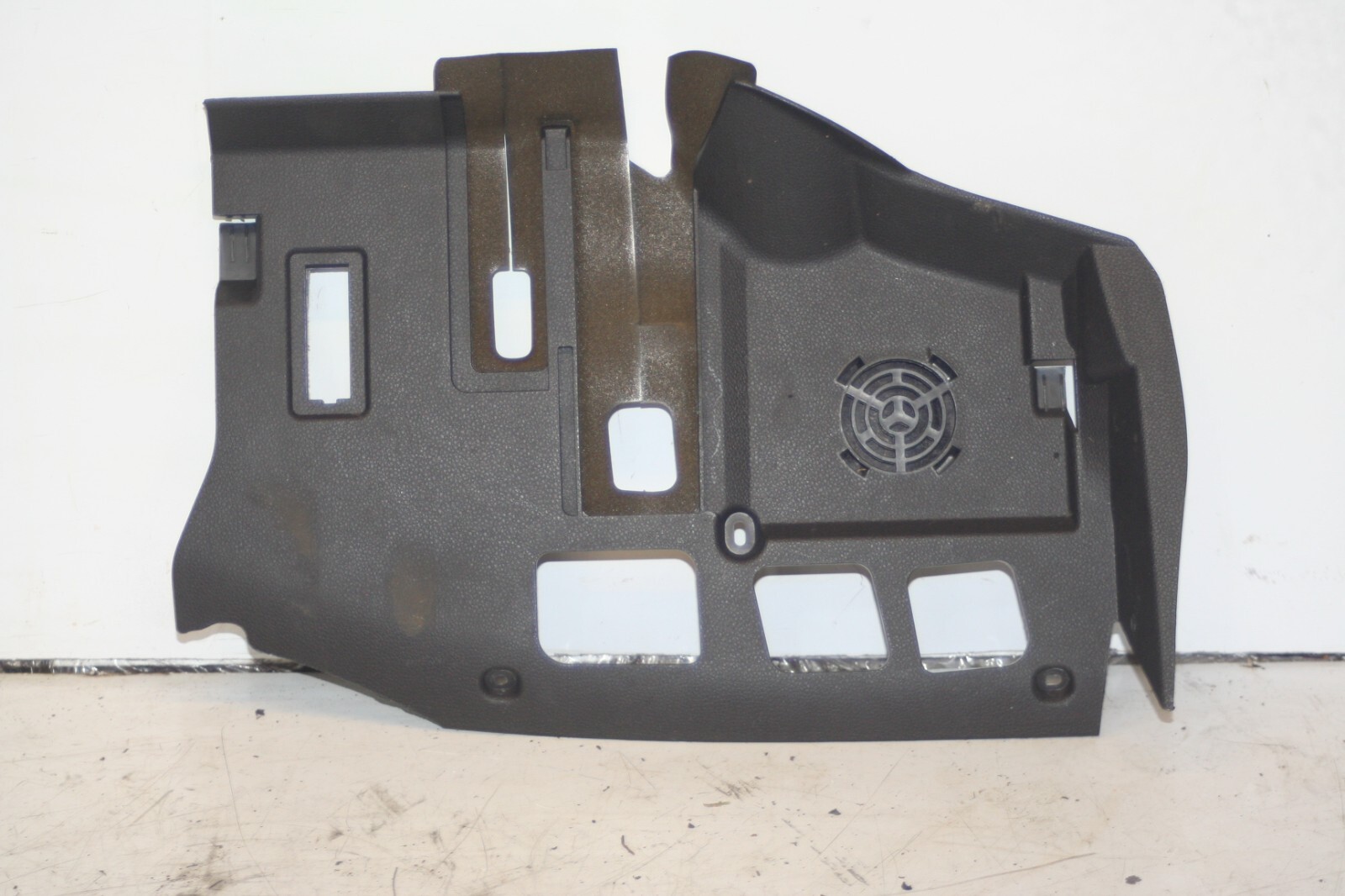 (95) 2010 BMW 1 SERIES E82. DASH BOARD LOWER TRIM