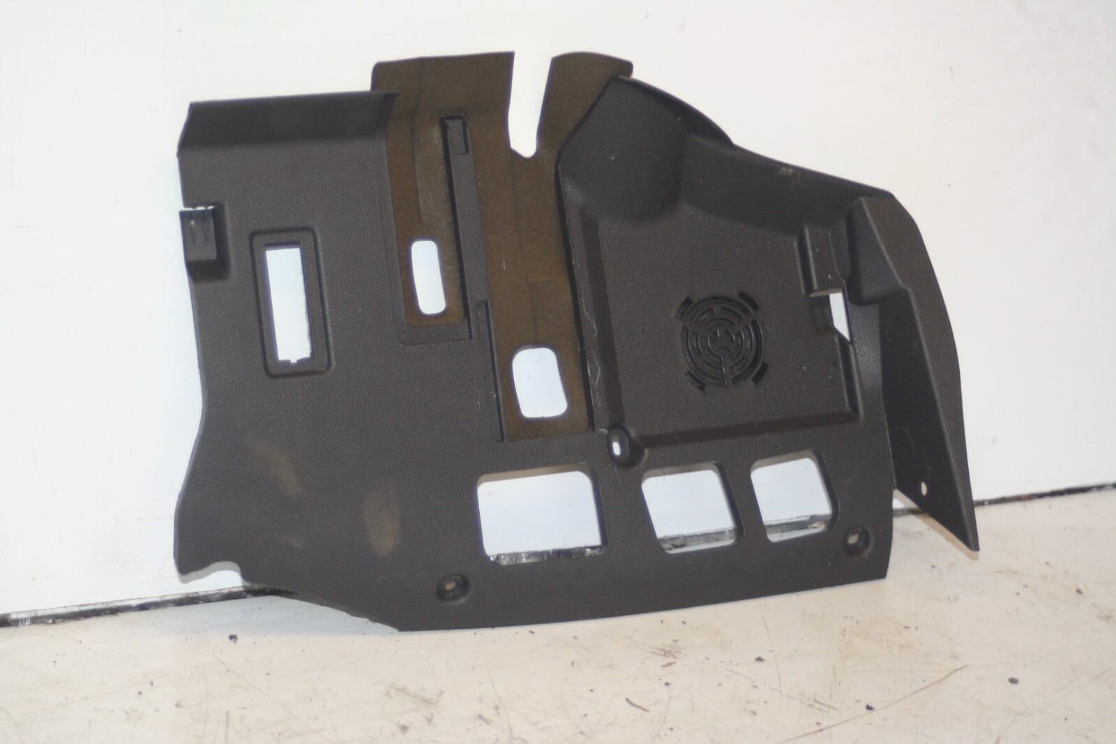 (95) 2010 BMW 1 SERIES E82. DASH BOARD LOWER TRIM - Image 2