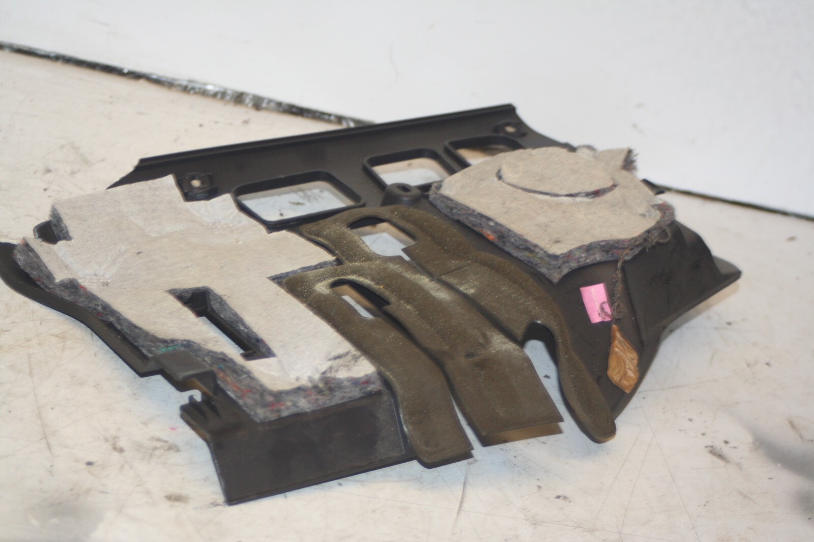 (95) 2010 BMW 1 SERIES E82. DASH BOARD LOWER TRIM - Image 3