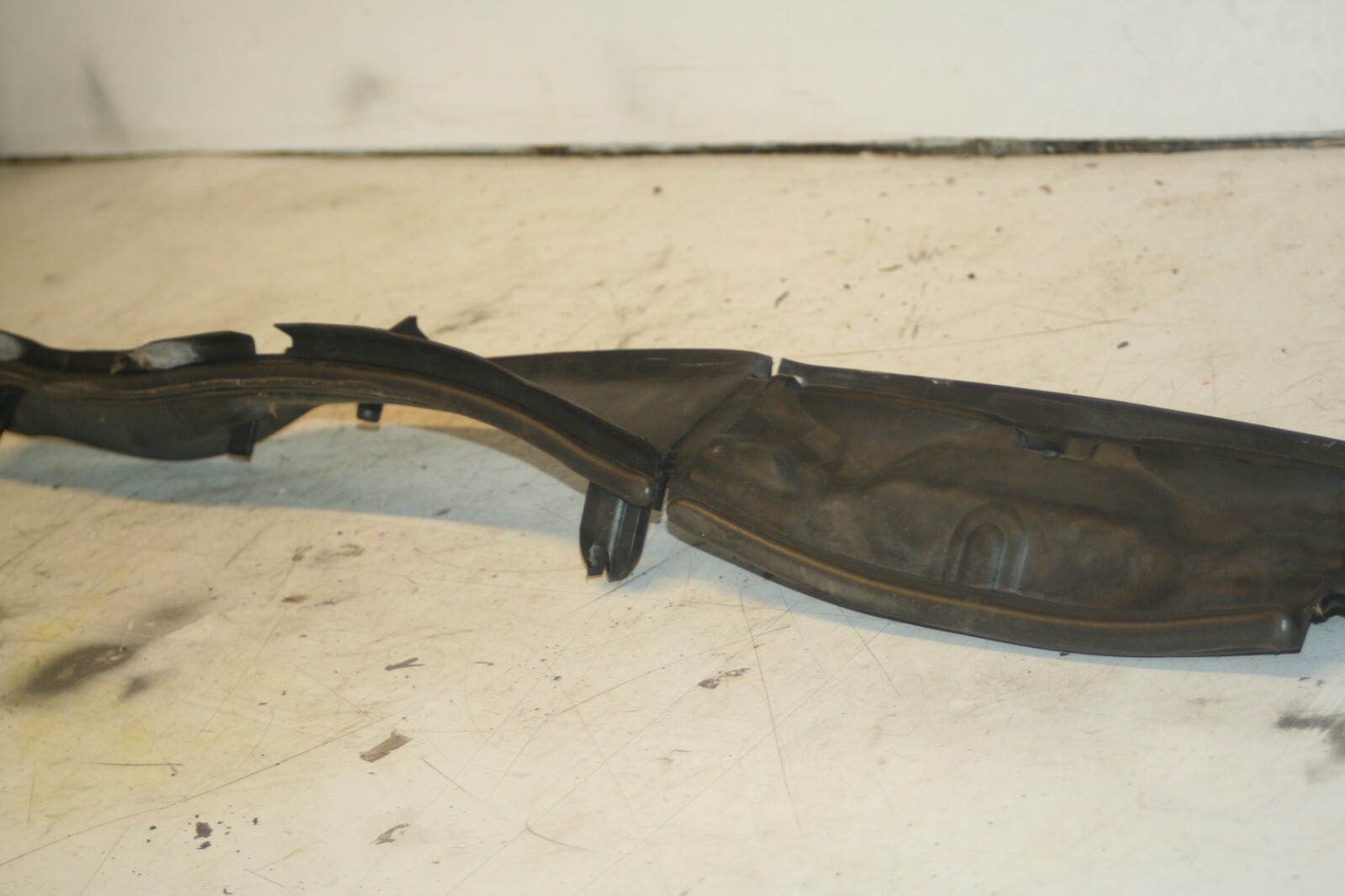 (95) 2010 BMW 1 SERIES E82. 9175860 HEATER SCUTTLE PANEL COVER TRIM - Image 4