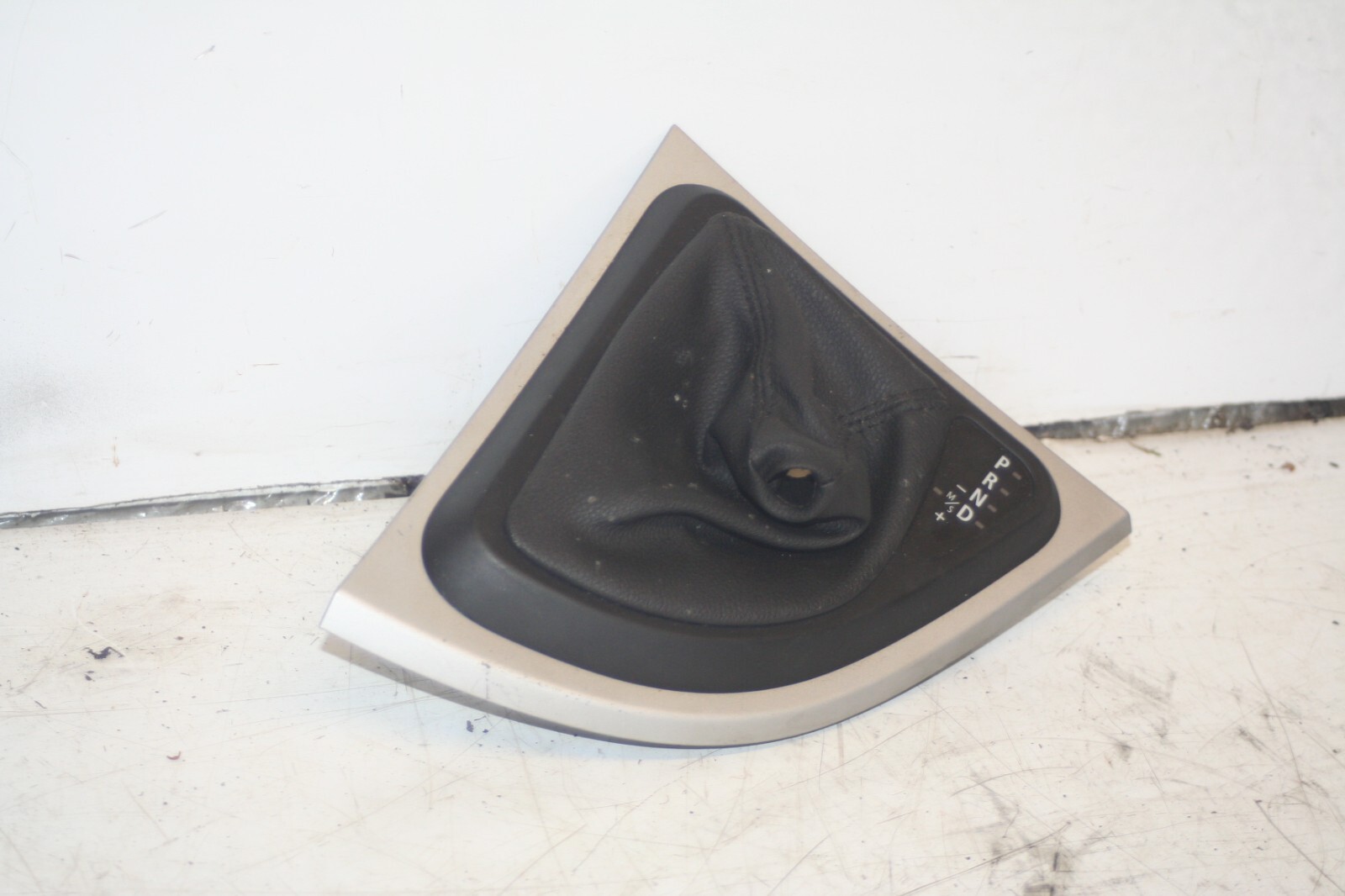 (95) 2010 BMW 1 SERIES E82. GEAR AUTOMATIC SURROUND GATOR TRIM GEAR KNOB - Image 2
