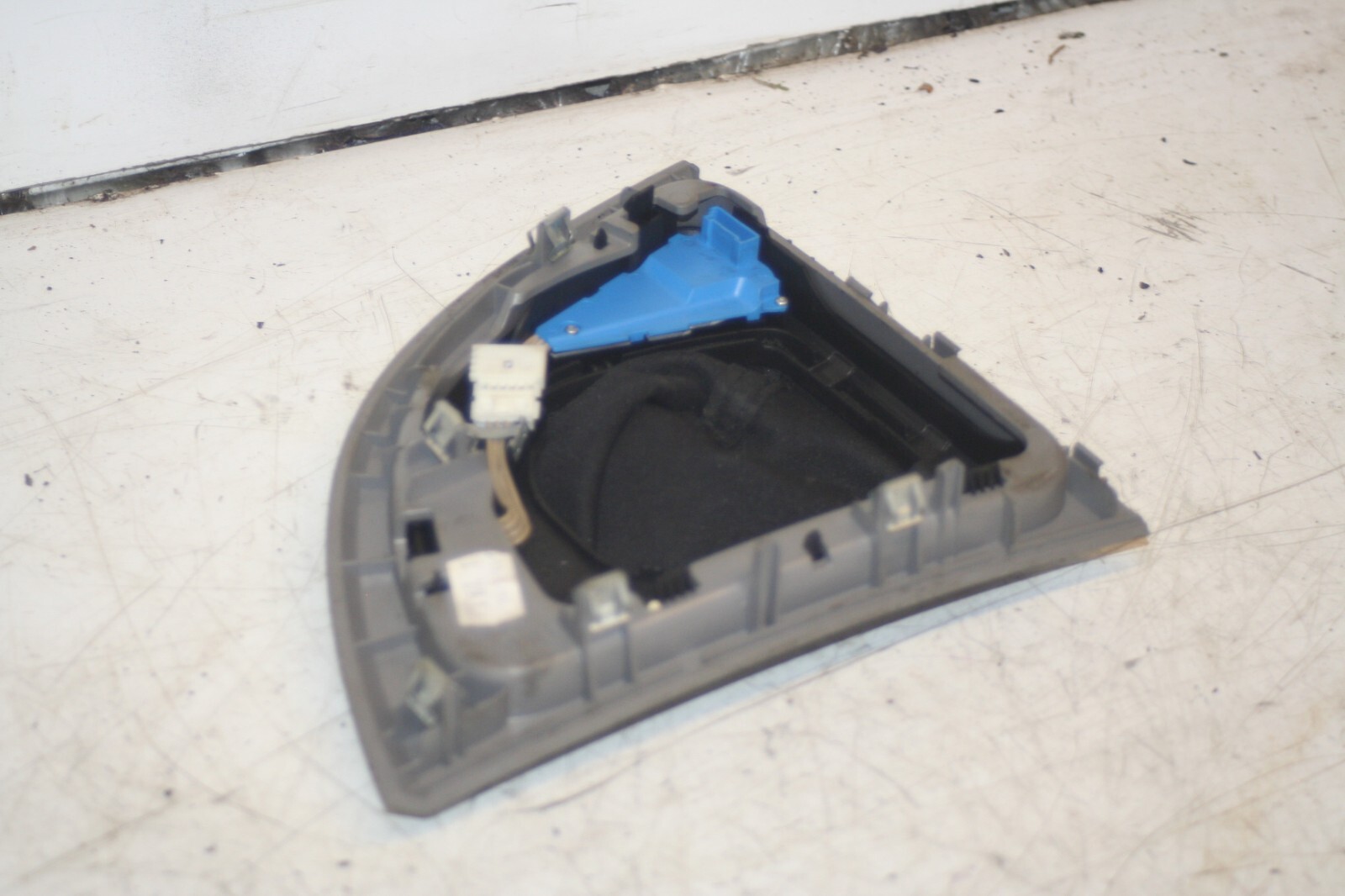 (95) 2010 BMW 1 SERIES E82. GEAR AUTOMATIC SURROUND GATOR TRIM GEAR KNOB - Image 3