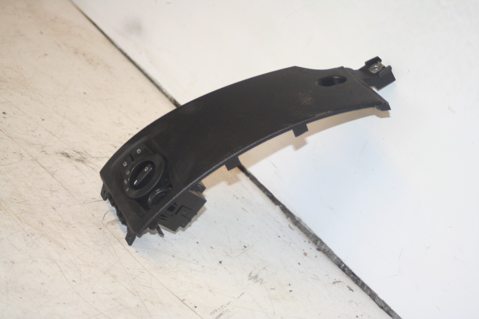 (95) 2010 BMW 1 SERIES E82. HEAD LIGHT SWITCH + TRIM - Image 2