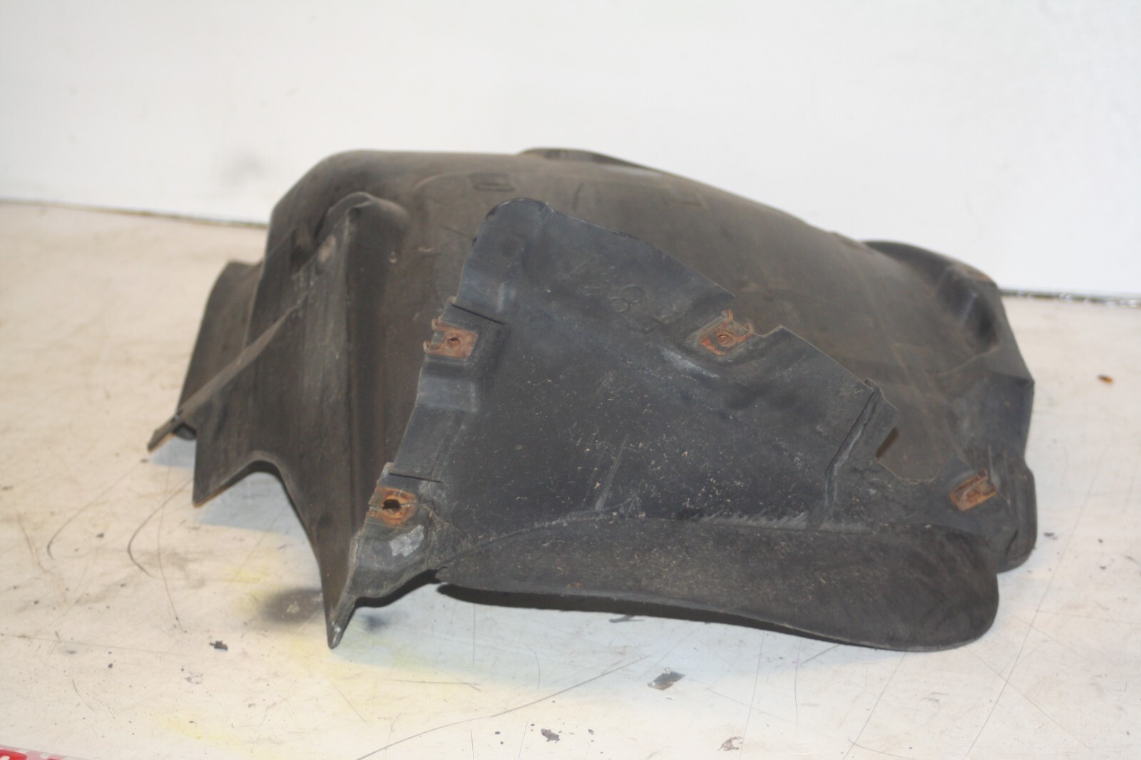 (95) 2010 BMW 1 SERIES E82. MUD FLAP INNER ARCH TRIM COVER
