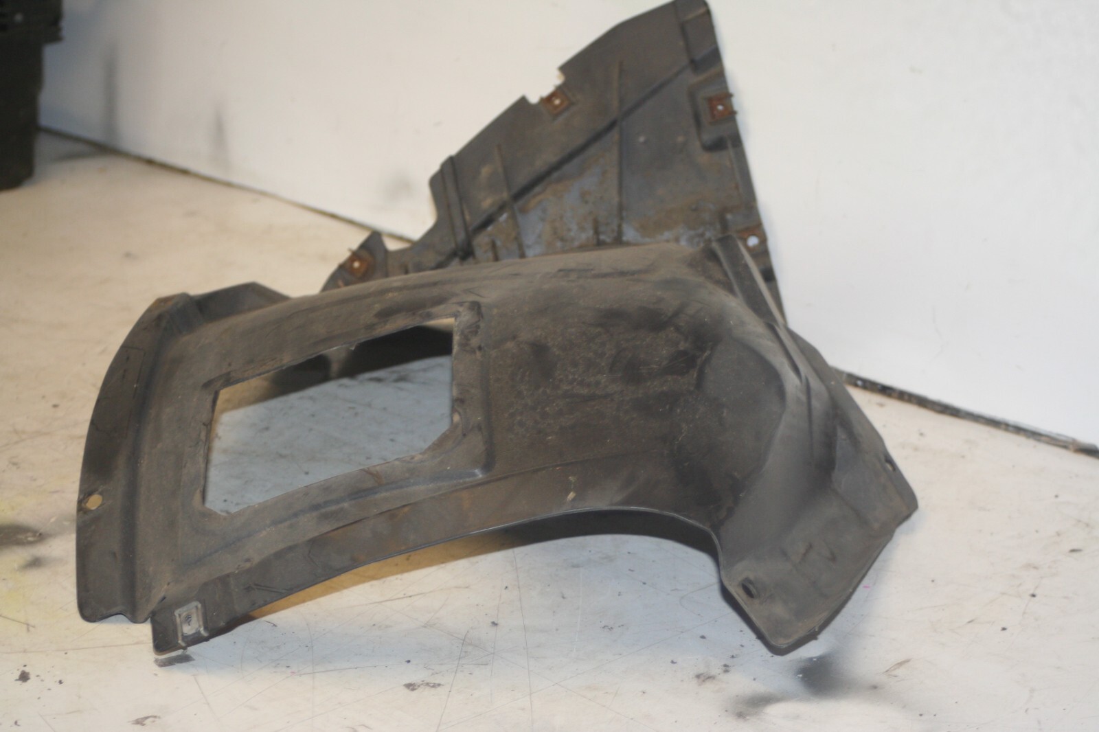 (95) 2010 BMW 1 SERIES E82. MUD FLAP INNER ARCH TRIM COVER - Image 4