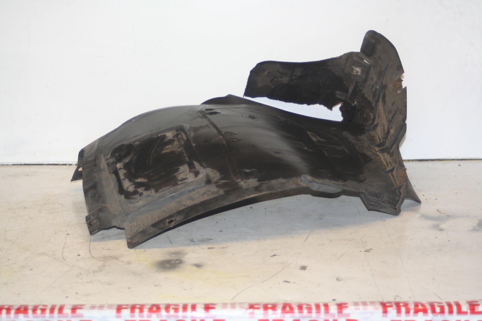 (95) 2010 BMW 1 SERIES E82. MUD FLAP INNER ARCH TRIM COVER