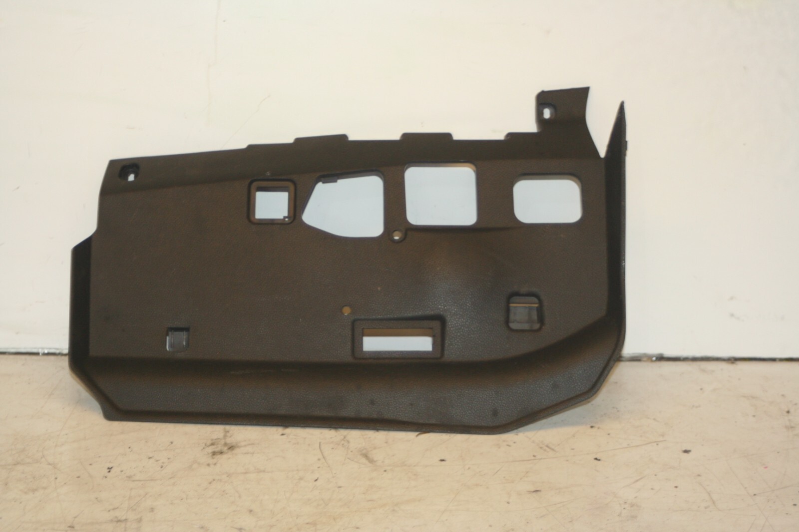 (95) 2010 BMW 1 SERIES E82. DASH BOARD LOWER TRIM 6969532