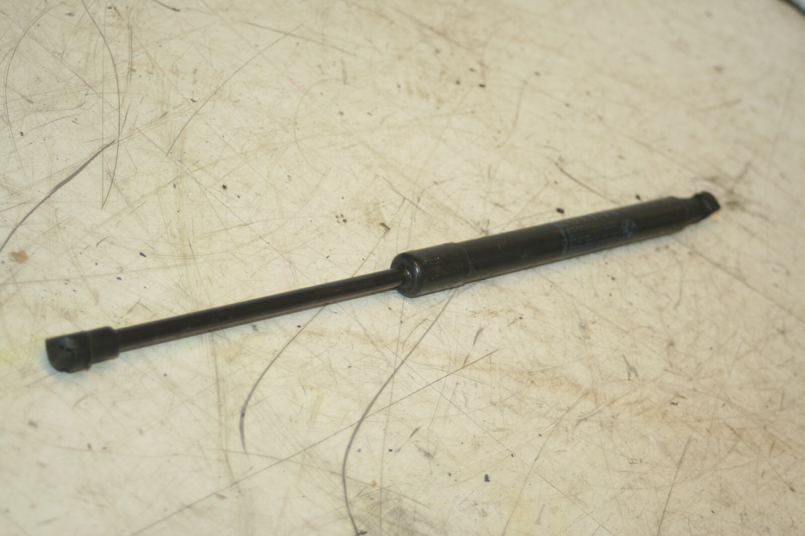 (95) 2010 BMW 1 SERIES E82. BOOT LID GAS STRUT