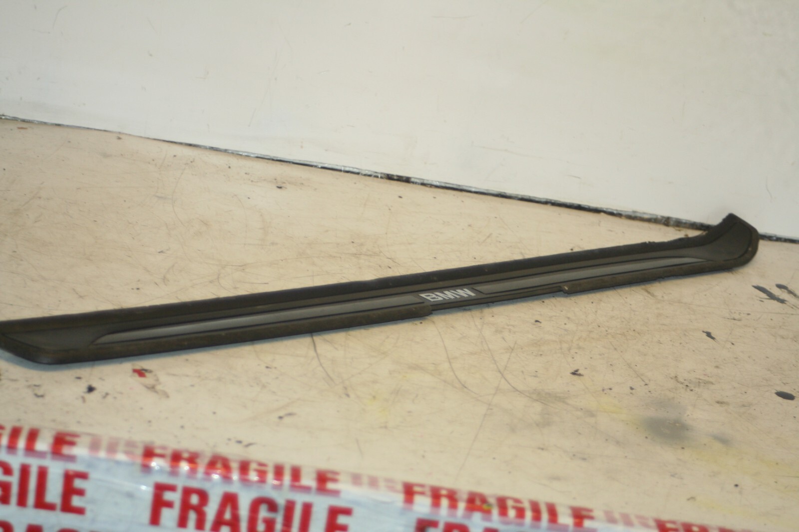 (95) 2010 BMW 1 SERIES E82. LOWER SILL COVER TRIM BMW KICK TRIM