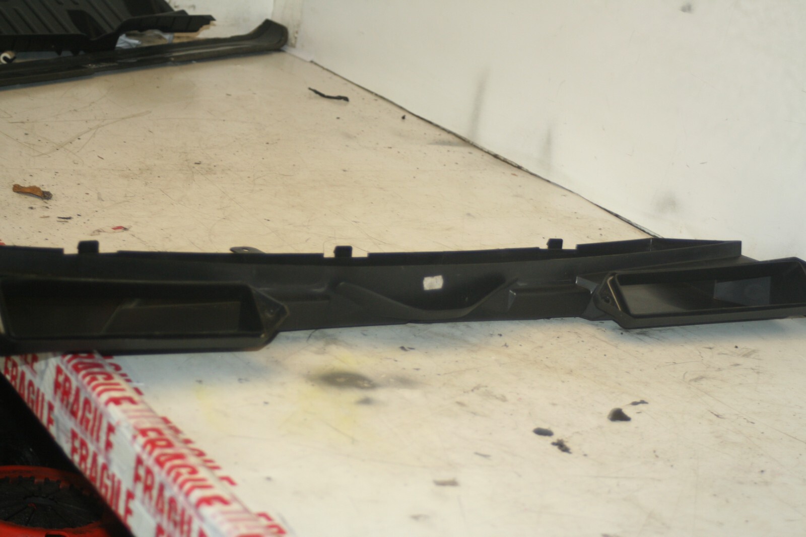 (95) 2010 BMW 1 SERIES E82. POLLEN FILTER HOUSING TRIM 987498 - Image 3