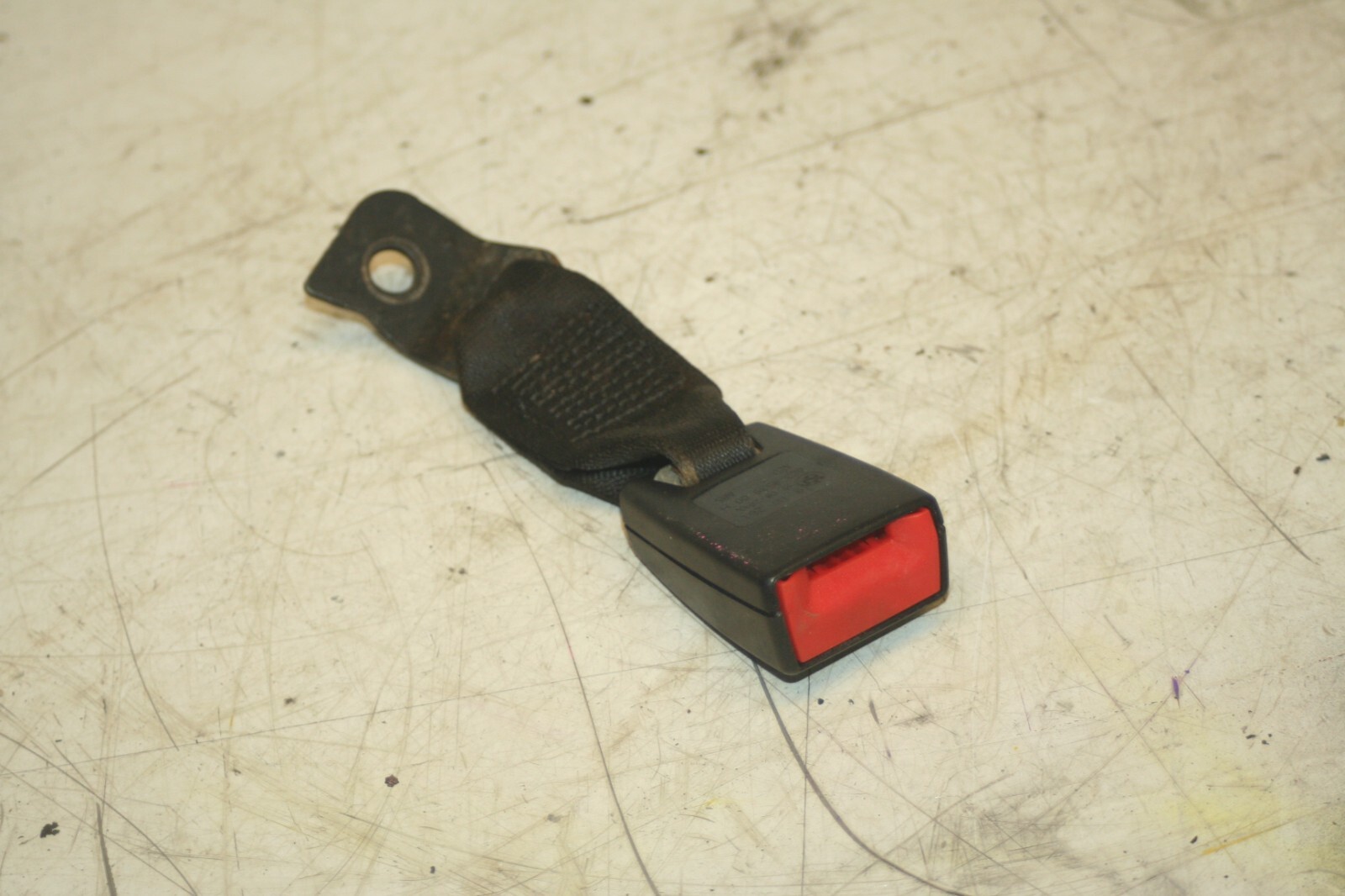 (95) 2010 BMW 1 SERIES E82. SEAT BELT BUCKLE CLIP