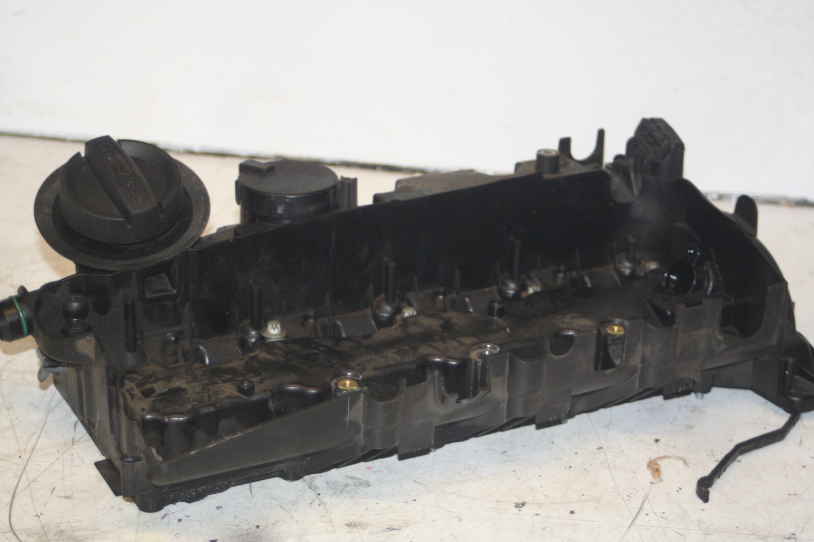 (95) 2010 BMW 1 SERIES E82. ENGINE ROCKER COVER VALVE CAM COVER