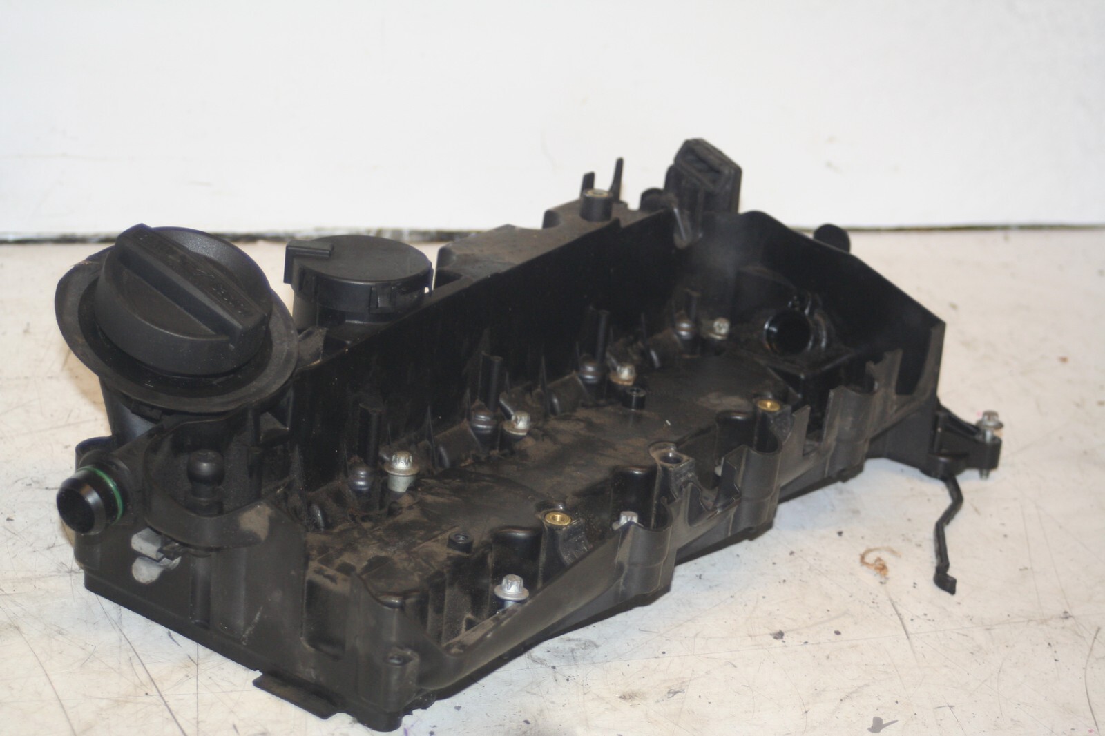 (95) 2010 BMW 1 SERIES E82. ENGINE ROCKER COVER VALVE CAM COVER - Image 2
