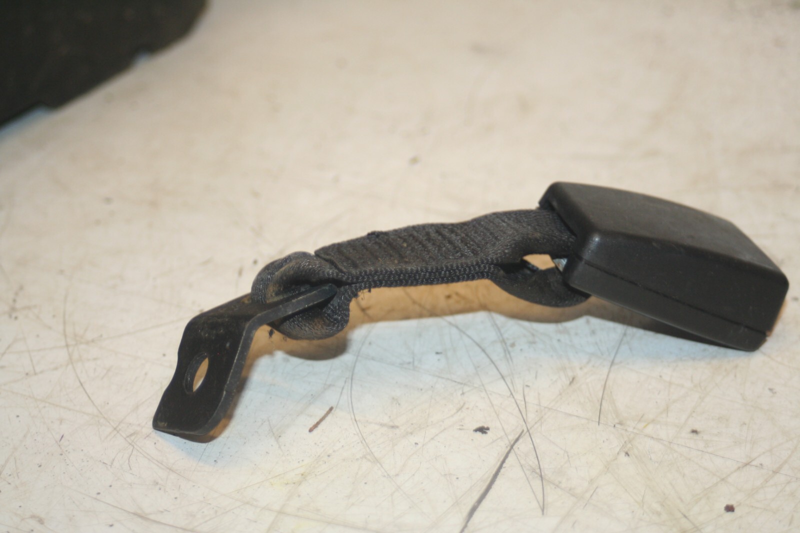 (95) 2010 BMW 1 SERIES E82. SEAT BELT BUCKLE CLIP - Image 2