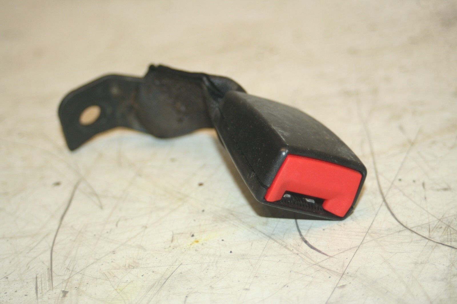 (95) 2010 BMW 1 SERIES E82. SEAT BELT BUCKLE CLIP - Image 3