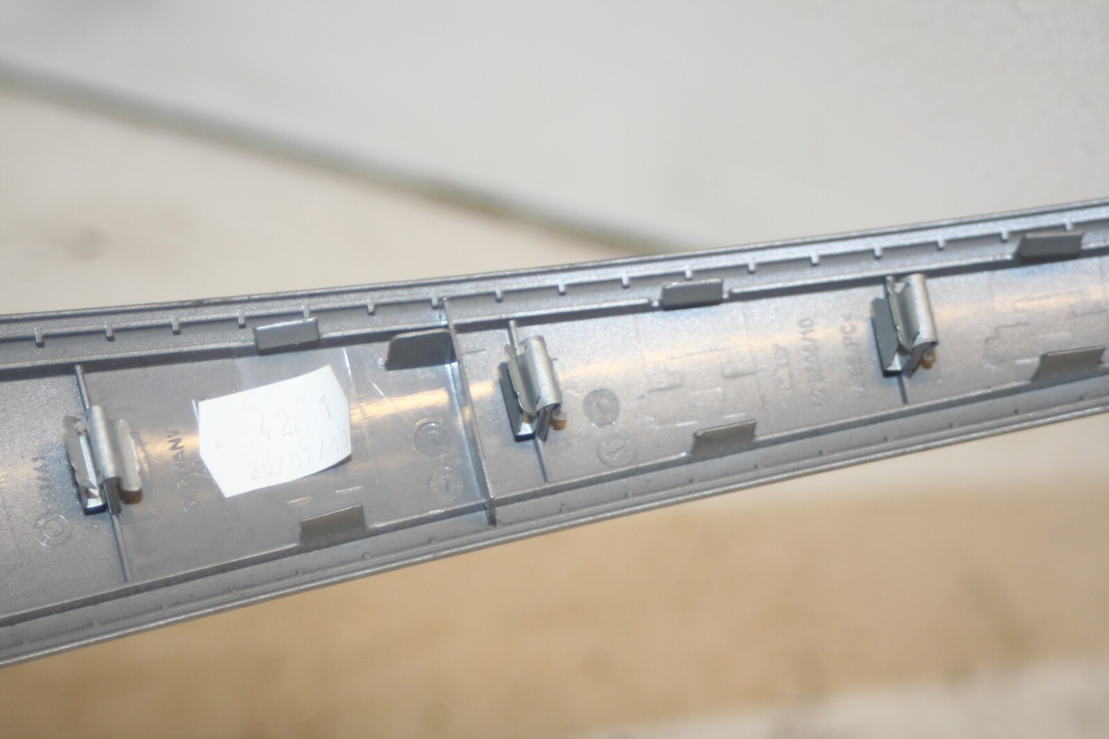 (95) 2010 BMW 1 SERIES E82. DOOR CARD HANDLE TRIM SILVER - Image 6