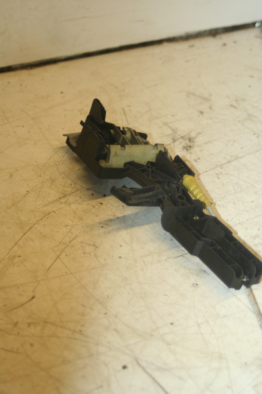 (95) 2010 BMW 1 SERIES E82. DRIVER SIDE FRONT OUTER DOOR HANDLE FRAME - Image 4