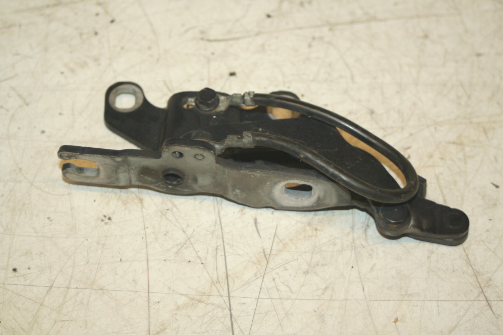 (95) 2010 BMW 1 SERIES E82. BONNET HINGE