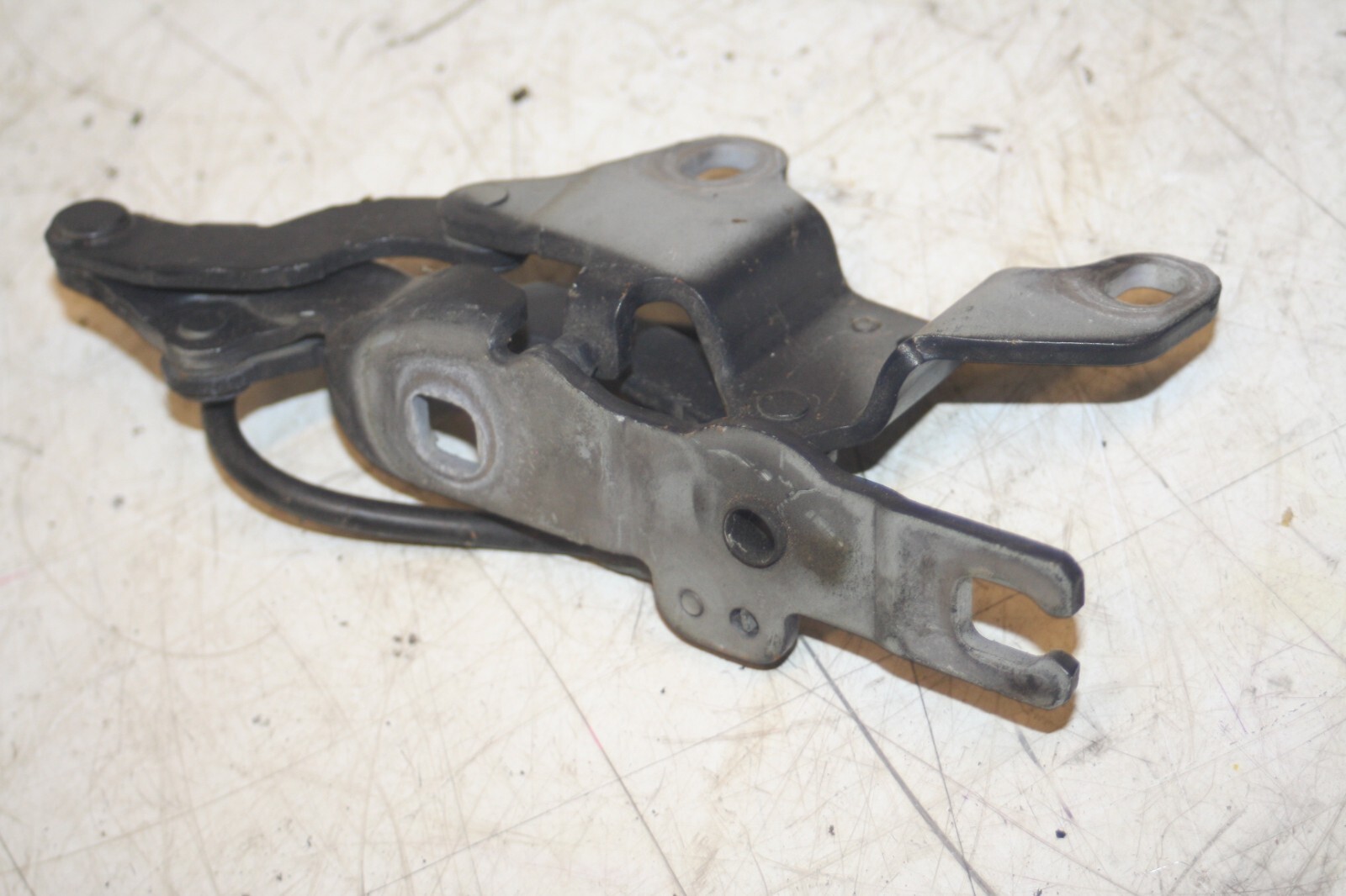 (95) 2010 BMW 1 SERIES E82. BONNET HINGE - Image 2