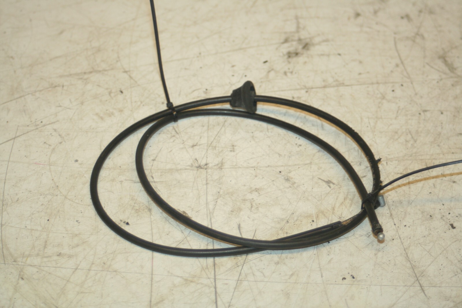 (95) 2010 BMW 1 SERIES E82. BONNET RELEASE CABLE