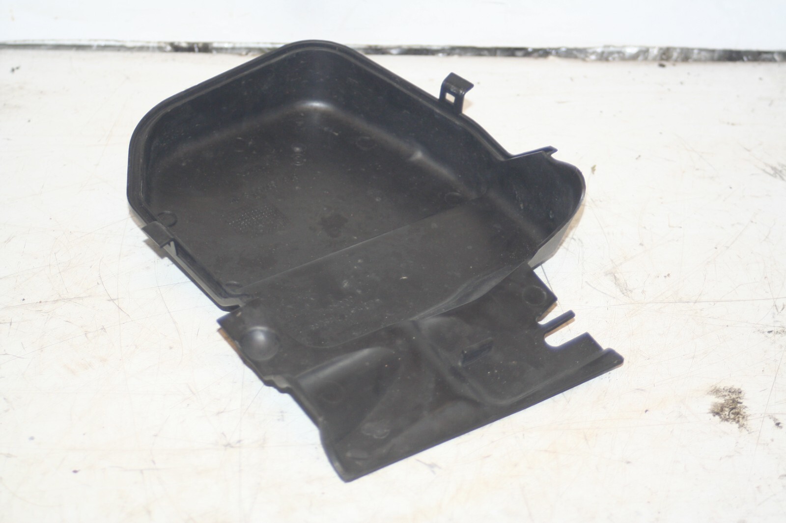 (95) 2010 BMW 1 SERIES E82. SUSPENSION TOP COVERS 6925018 POLLEN FILTER