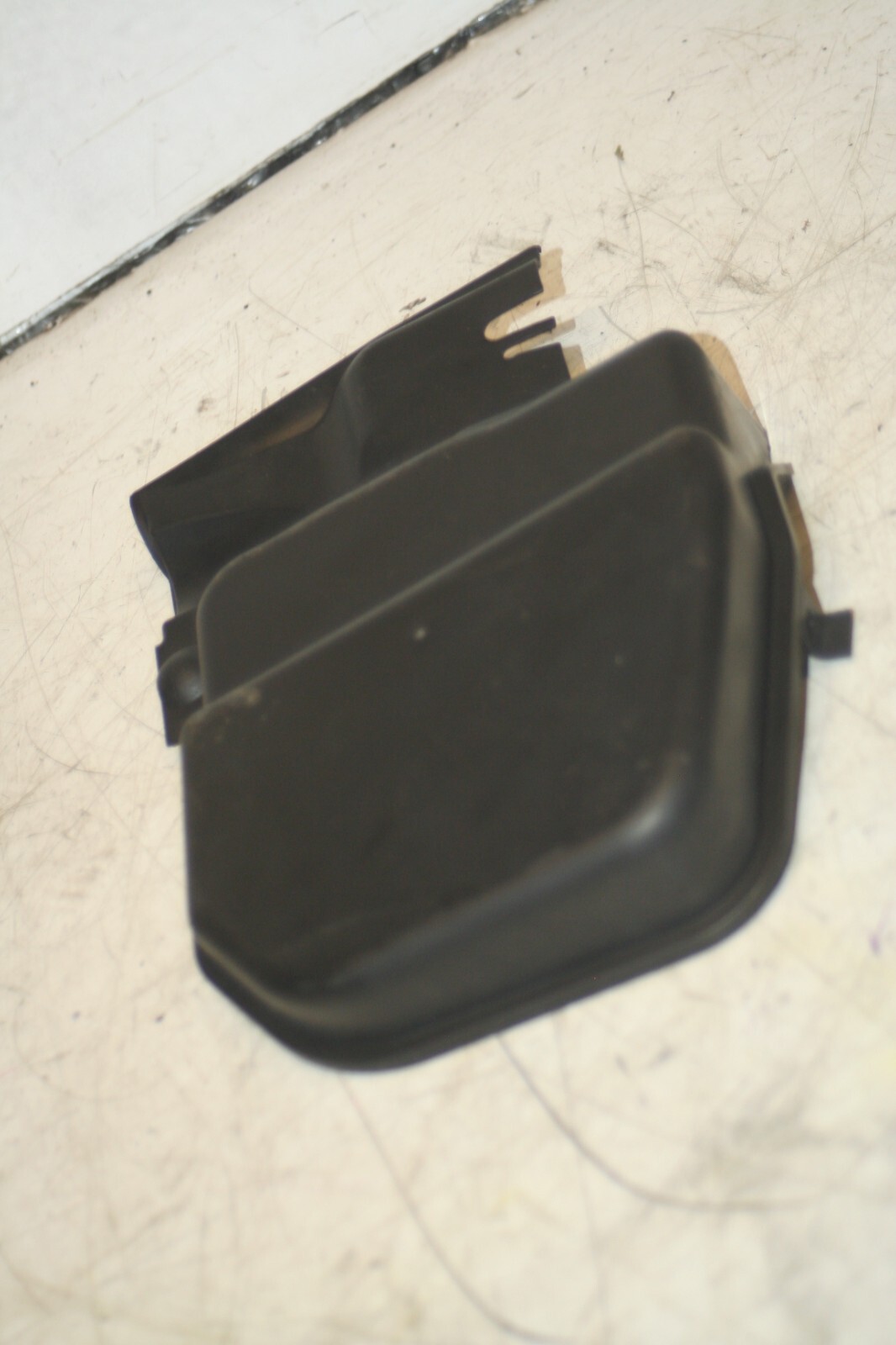(95) 2010 BMW 1 SERIES E82. SUSPENSION TOP COVERS 6925018 POLLEN FILTER - Image 2