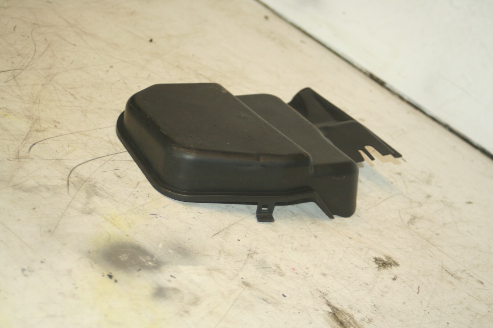 (95) 2010 BMW 1 SERIES E82. SUSPENSION TOP COVERS 6925018 POLLEN FILTER - Image 3