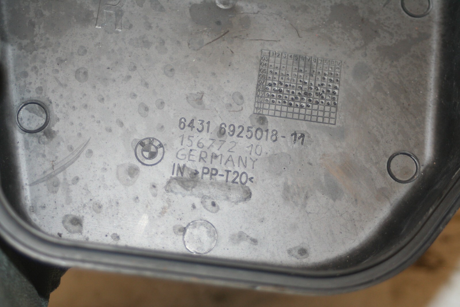 (95) 2010 BMW 1 SERIES E82. SUSPENSION TOP COVERS 6925018 POLLEN FILTER - Image 4