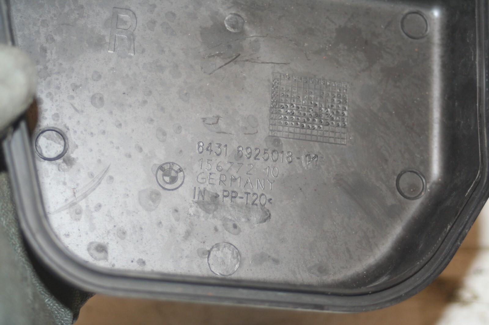 (95) 2010 BMW 1 SERIES E82. SUSPENSION TOP COVERS 6925018 POLLEN FILTER - Image 5