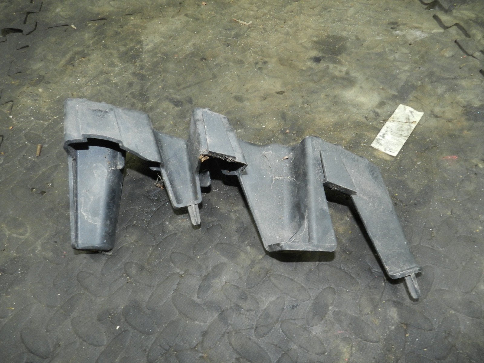 182. 2004 LANDROVER FREELANDER 1 L314. DRIVER SIDE HEAD LIGHT FRAME - Image 2