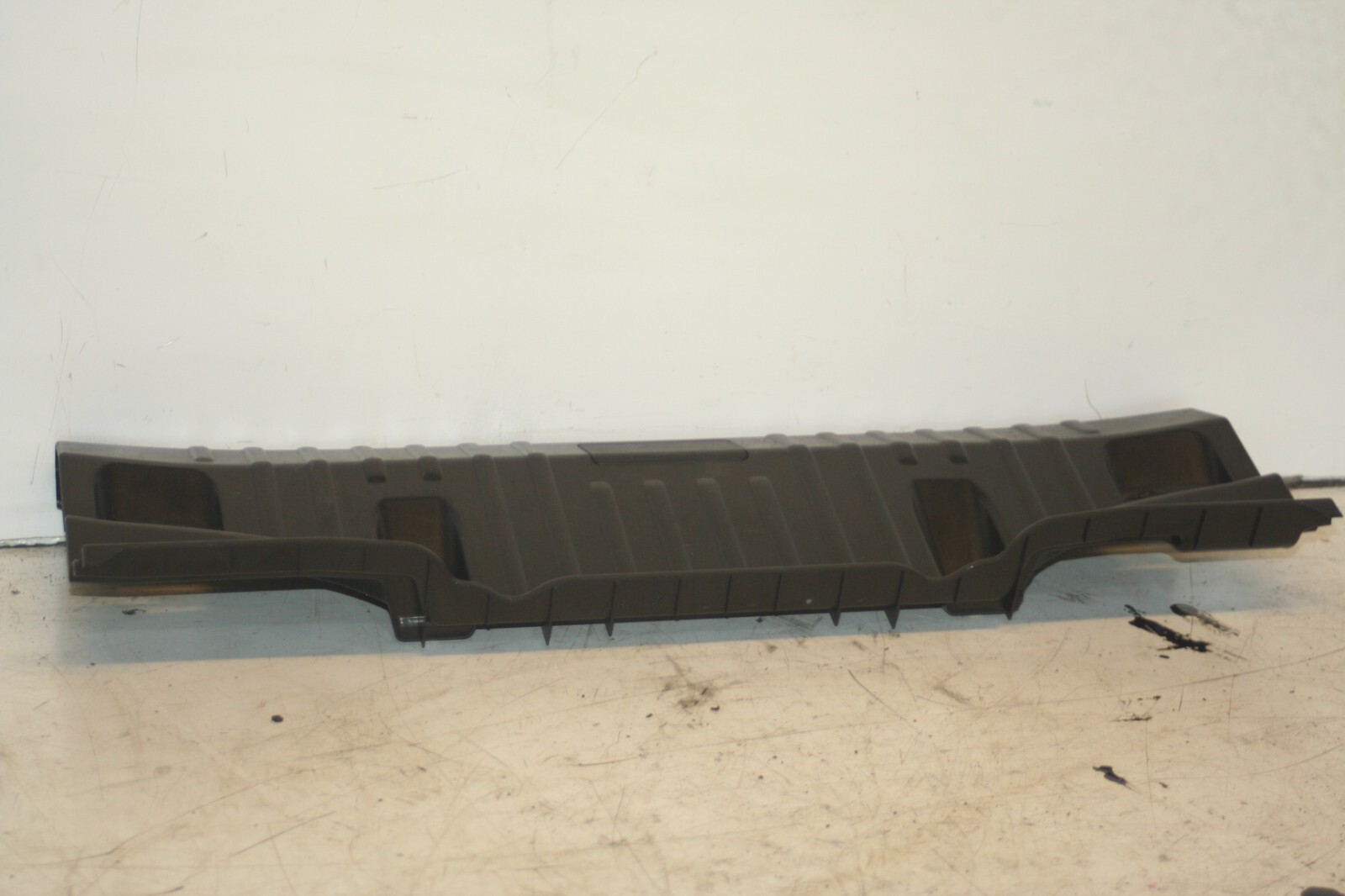 (95) 2010 BMW 1 SERIES E82. BOOT LOWER TRIM 6960416