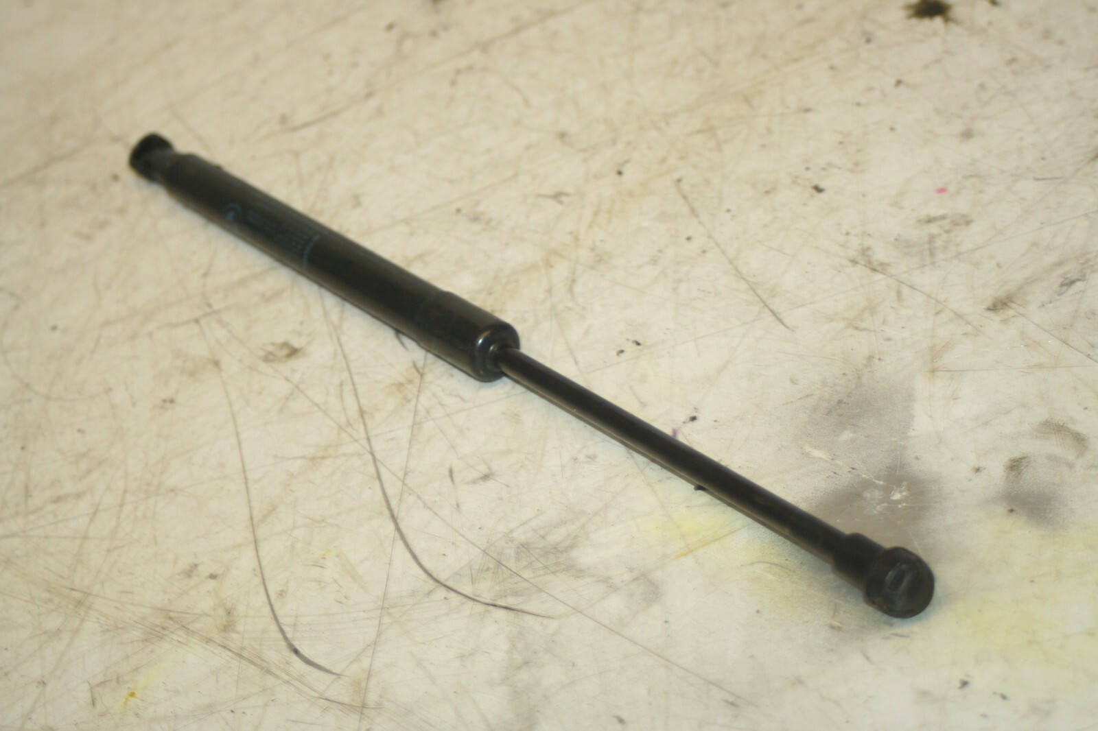 (95) 2010 BMW 1 SERIES E82. BOOT LID GAS STRUT - Image 2
