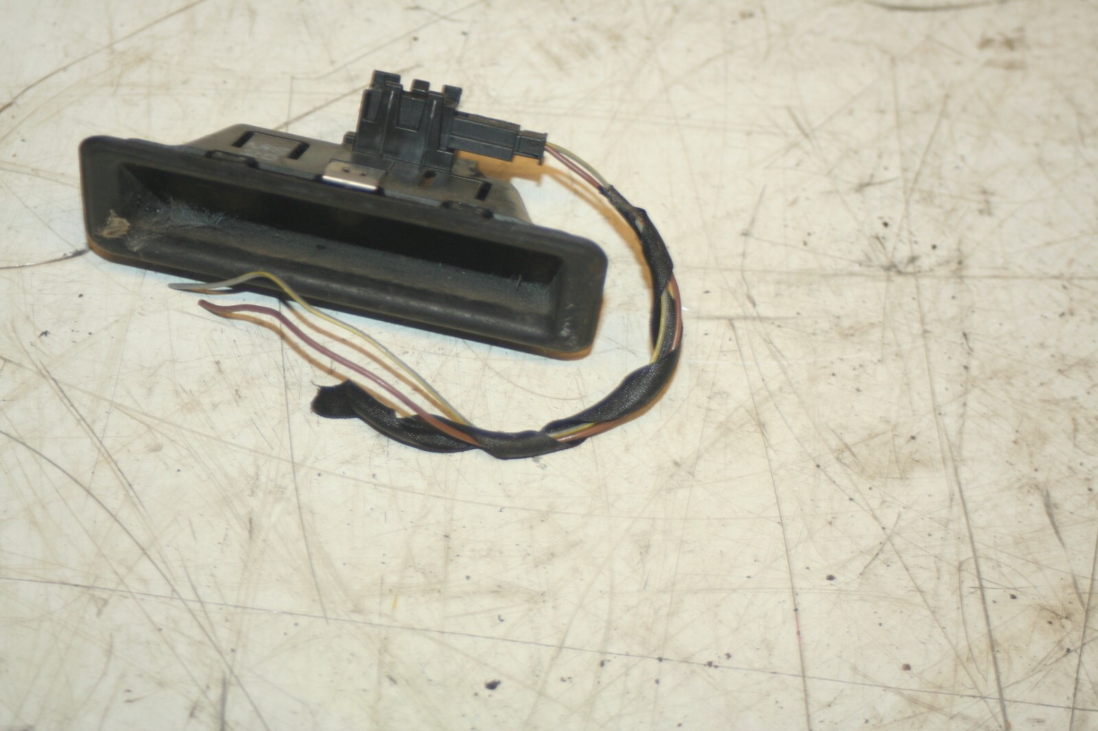 (95) 2010 BMW 1 SERIES E82. BOOT LID OPENING HANDLE