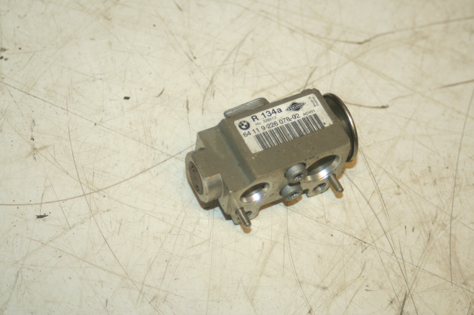 (95) 2010 BMW 1 SERIES E82. AIR CON PIPE CONNECTOR