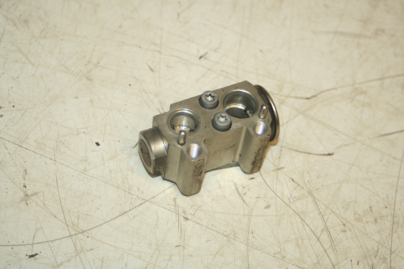 (95) 2010 BMW 1 SERIES E82. AIR CON PIPE CONNECTOR - Image 2