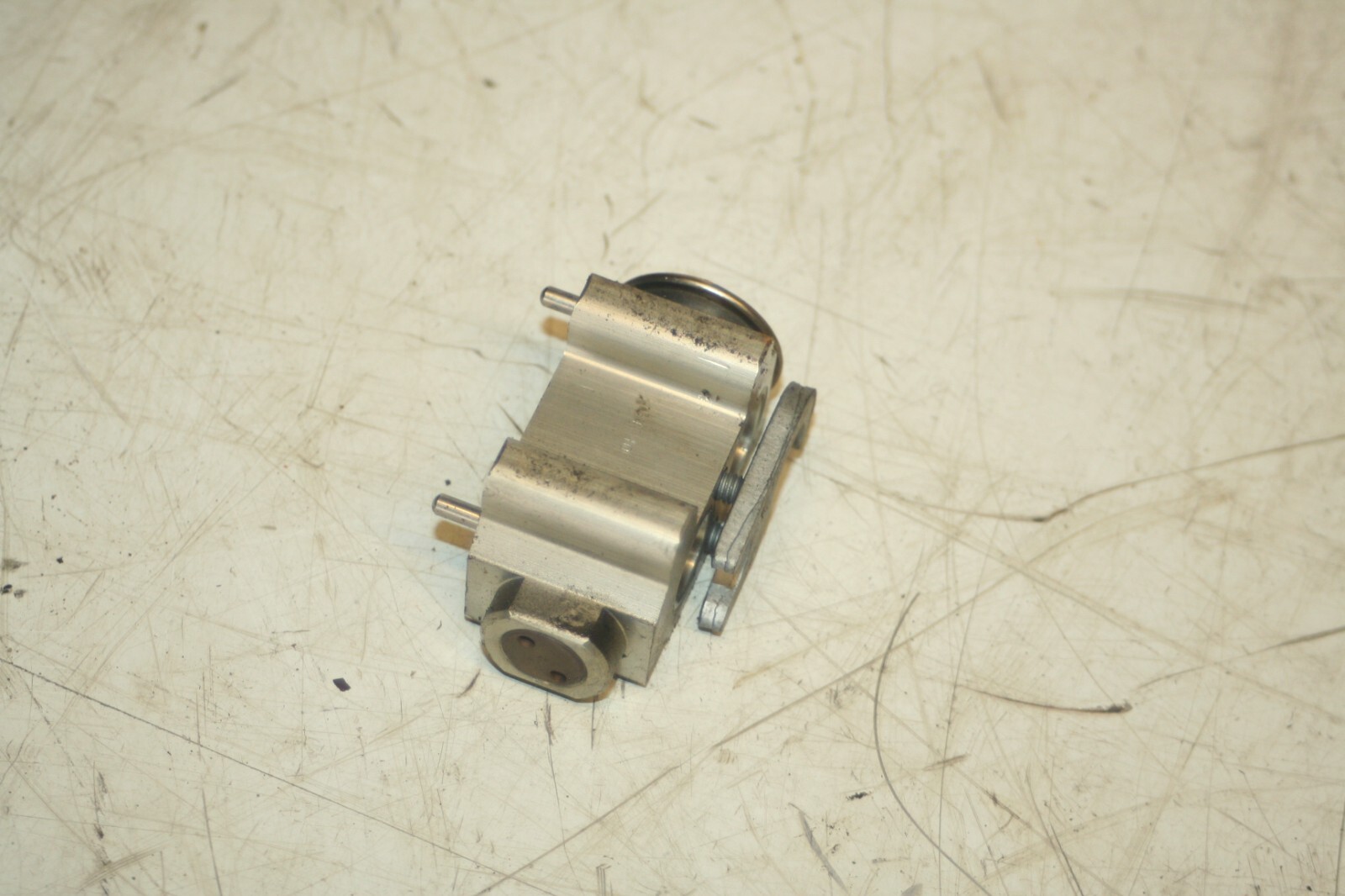 (95) 2010 BMW 1 SERIES E82. AIR CON PIPE CONNECTOR - Image 3