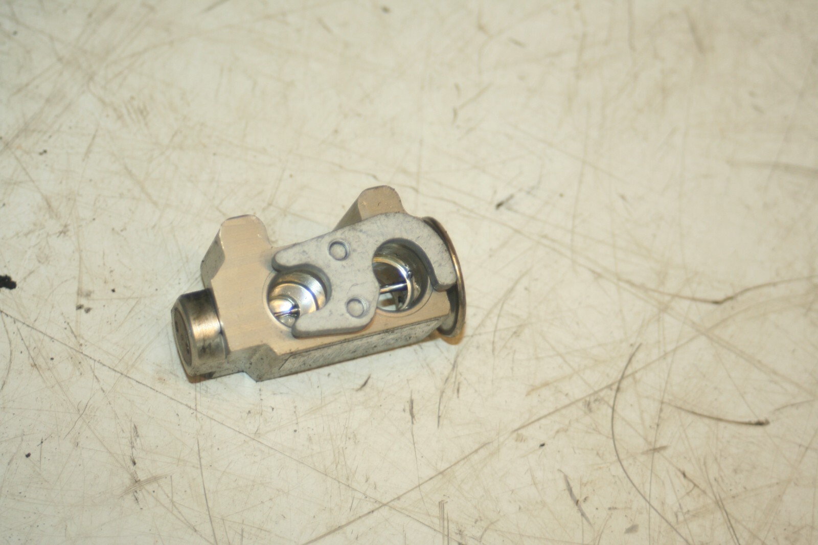 (95) 2010 BMW 1 SERIES E82. AIR CON PIPE CONNECTOR - Image 4