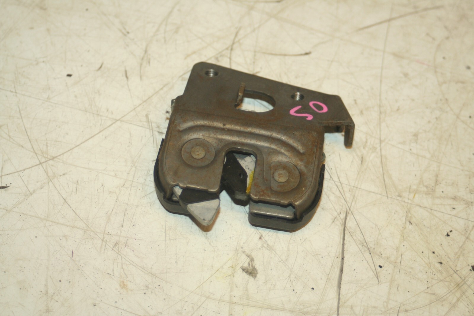 (95) 2010 BMW 1 SERIES E82. DRIVER SIDE BONNET LATCH CATCH LOCK