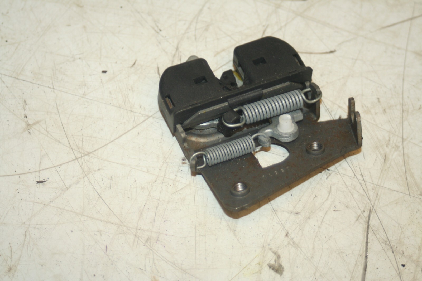 (95) 2010 BMW 1 SERIES E82. DRIVER SIDE BONNET LATCH CATCH LOCK - Image 2